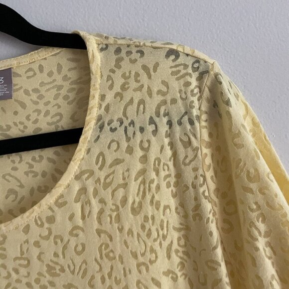 Chicos Women 3/XL Yellow Animal Print Scoop Neck Short Sleeve Betsy Burnout Tee - Picture 4 of 8